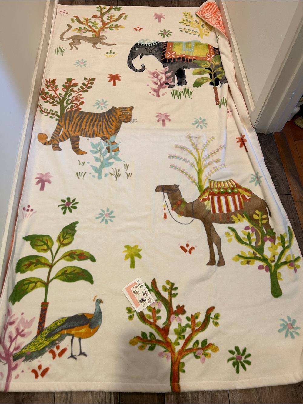 John Robshaw NWT Raman Ivory reversible Large Beach Towels